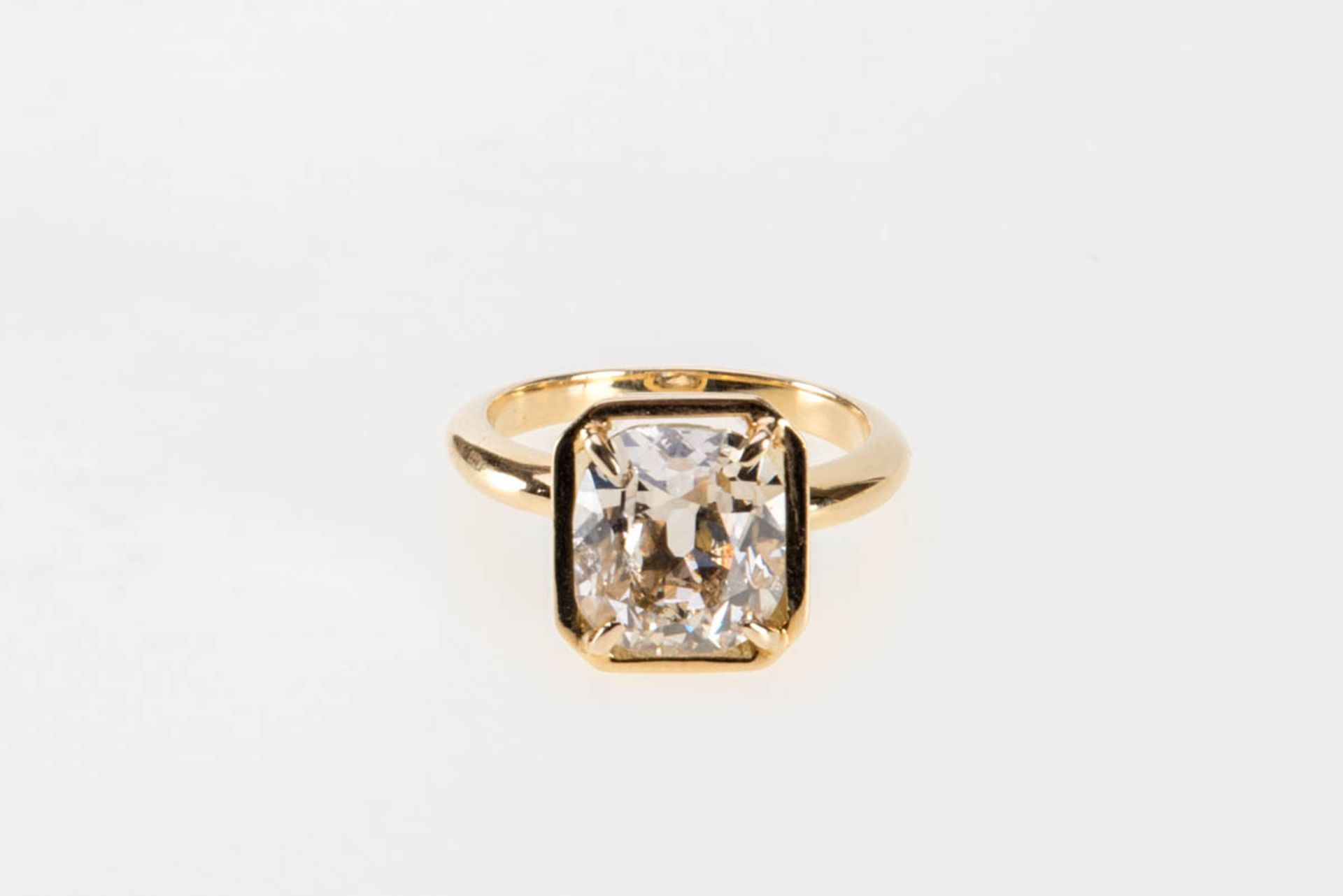 Repräsentativer Diamant-Solitär Ring 4,5 ct.750er Gelbgold. Glatte schmale Ringschiene, rechteckiger - Image 3 of 5