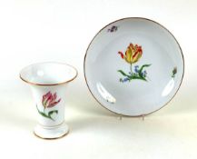Meissner Vase mit Tulpenmotiv, GoldrandVase mit Tulpenmotiv, Goldrand, 1924-1934, Höhe 16,5 cm,