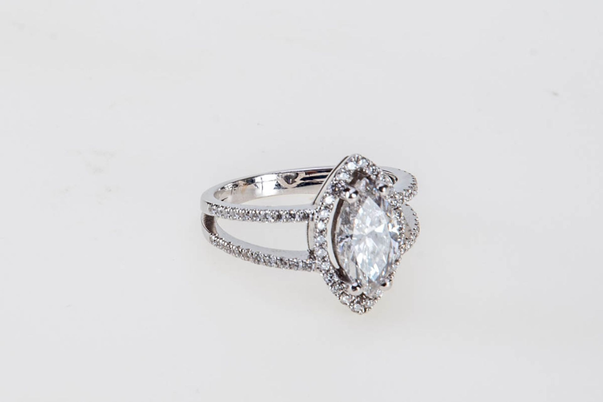 Ring mit Diamant-Navette750er Weißgold. Schulter der Ringschiene sich gabelnd mit kleinen - Bild 2 aus 2