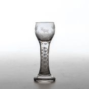 Kleiner Jagdpokal, um 1900Farbloses Glas. Kräftiger Fuß, hoher Schaft mit opakweißer eingezogener