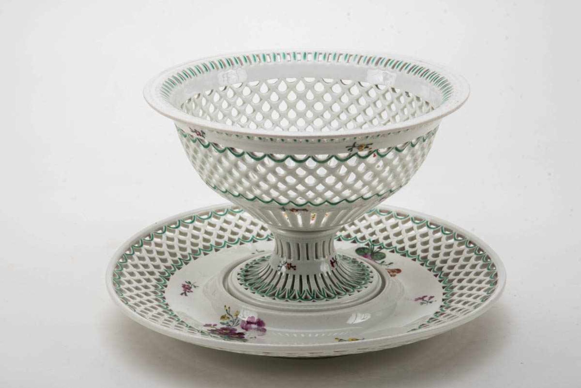 Traubenkorb mit Teller, Josef Kawan, Wien um 1900Bone China, mit gestreuten Blumen polychrom bemalt.