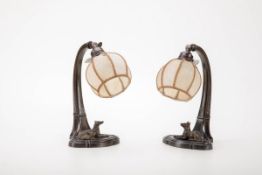 Paar Nachttischlampen, Jugendstil um 1900Grauguss bronziert. Ovaler Fuß mit vollplastischer