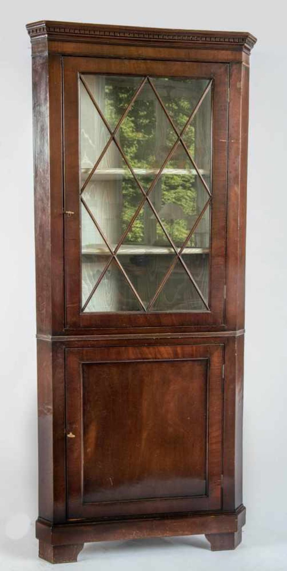 Eckvitrine,viktorianisch, England um 1870Eiche. Auf drei Füßen gerade, Korpus, Front unten mit einer