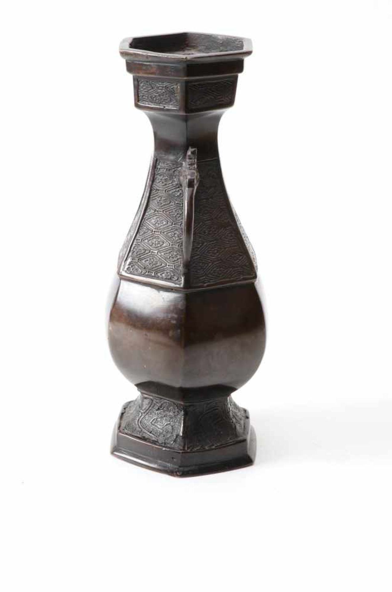 Bronzevase, China um 1900Bronze. Hexagonaler Korpus mit angesetzten Henkeln. H.: 27,5 cm. - Bild 2 aus 2