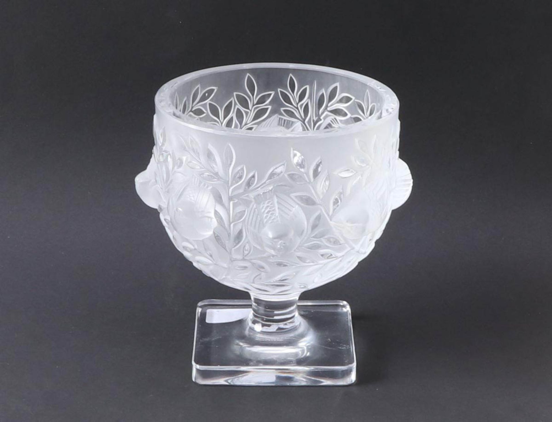 Vase mit Vogeldekor -René LaliqueFarbloses mattgeätztes Glas. Unter dem Stand sign. Lalique, France.