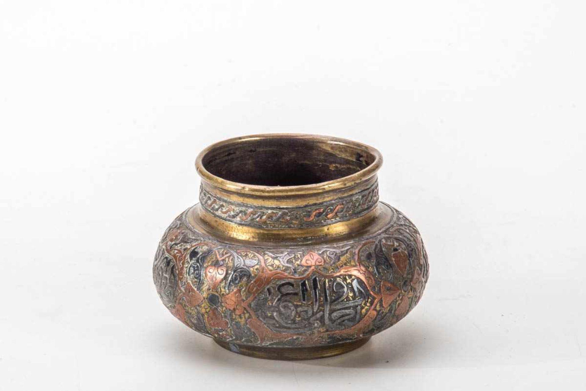 Kleine Vase, SyrienMessing, umlaufendes Bordüre mit floralem Muster und arabischer Schrift. H.: 7