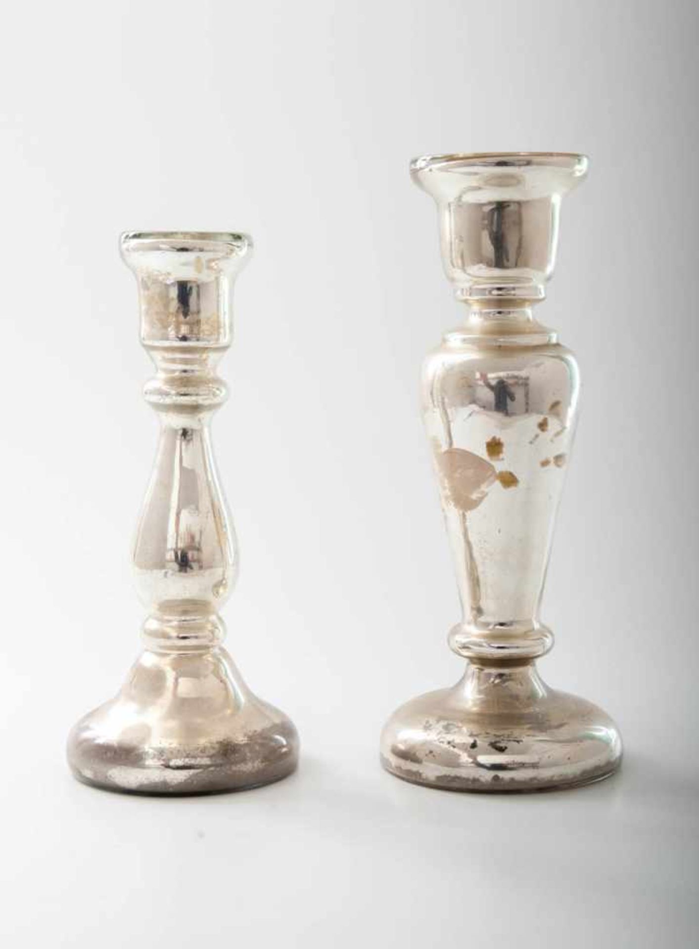 Zwei Kerzenleuchter, BöhmenSogen. Bauernsilber. Runder Fuß, balusterförmiger Schaft, vasenförmige