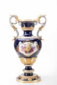 Prunkvase, Meissen 1860-1900Dunkelblauer Fond; polychrom mit Blütenbukett bemalt, Akanthusrelief und