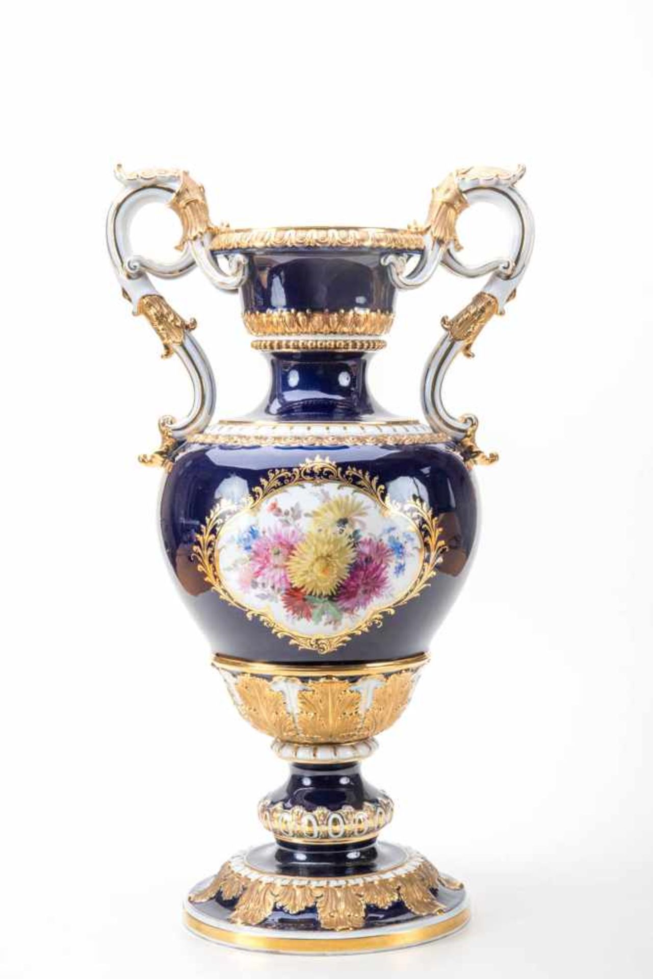 Prunkvase, Meissen 1860-1900Dunkelblauer Fond; polychrom mit Blütenbukett bemalt, Akanthusrelief und