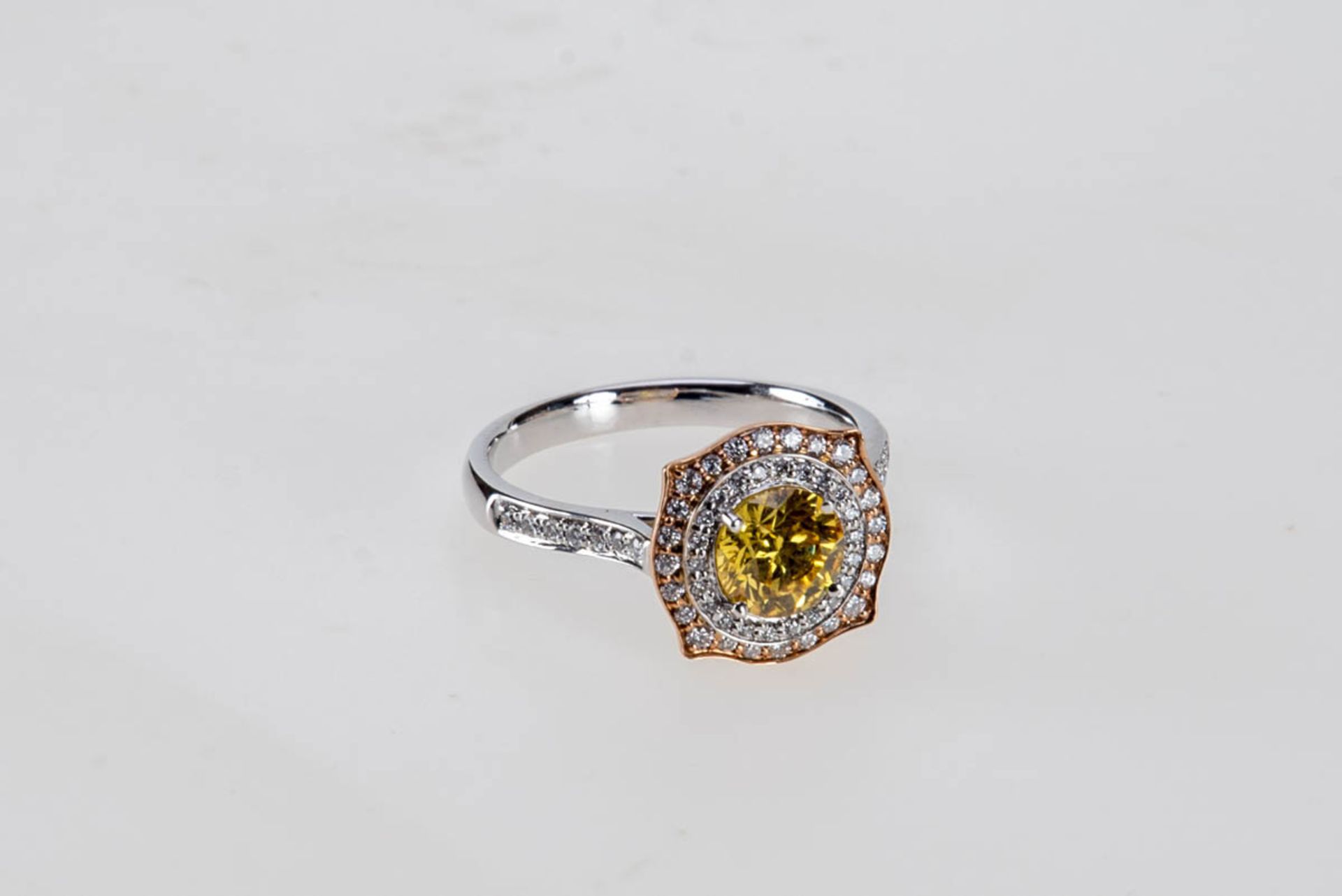 Ring mit Fancy-Brillanten750er Gelbgold, Weißgold. Schmale glatte Ringschiene, Schulter mit