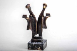 Monogrammist FVDPZwei Engel. Bronze. Auf flachem Marmorsockel die abstrahierte Darstellung zweier