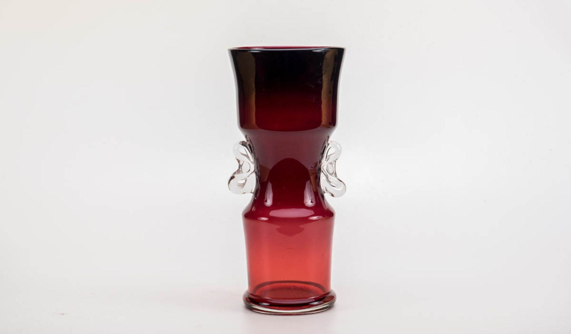 Ziervase, SchwedenFarbloses Glas mit Rosalinglas Verlauf überfangen. Runder Fuß, zylindrischer