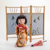 Geisha-Puppe mit Stellschirm, Japan Ende 19.Jh.Muschelkalk. Echthaarperücke, schwarz-braune