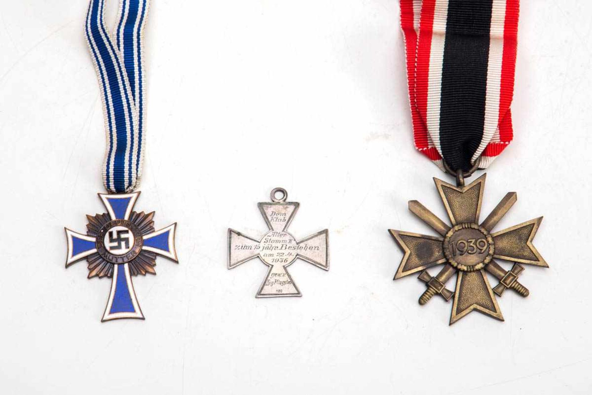 3 Ehrenzeichen 3. ReichMutterkreuz 1938, Medaille 1939 und Ehrenkreuz "Alter Stamm 1936" in 800er