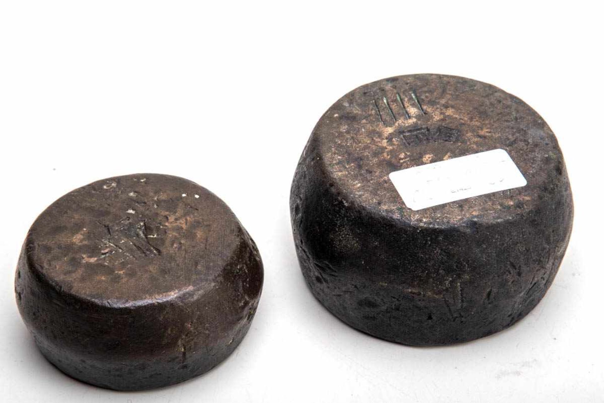 2 Antike Gewichte, ChinaBronze. Runde Form, Vorderseite mit Schriftzeichen, Unterseite sign. Dm.: - Bild 3 aus 3
