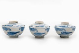 3 Teeschalen, Imari, Japan 19. Jh.Porzellan unter der Glasur mit kleinem Vogel zwischen