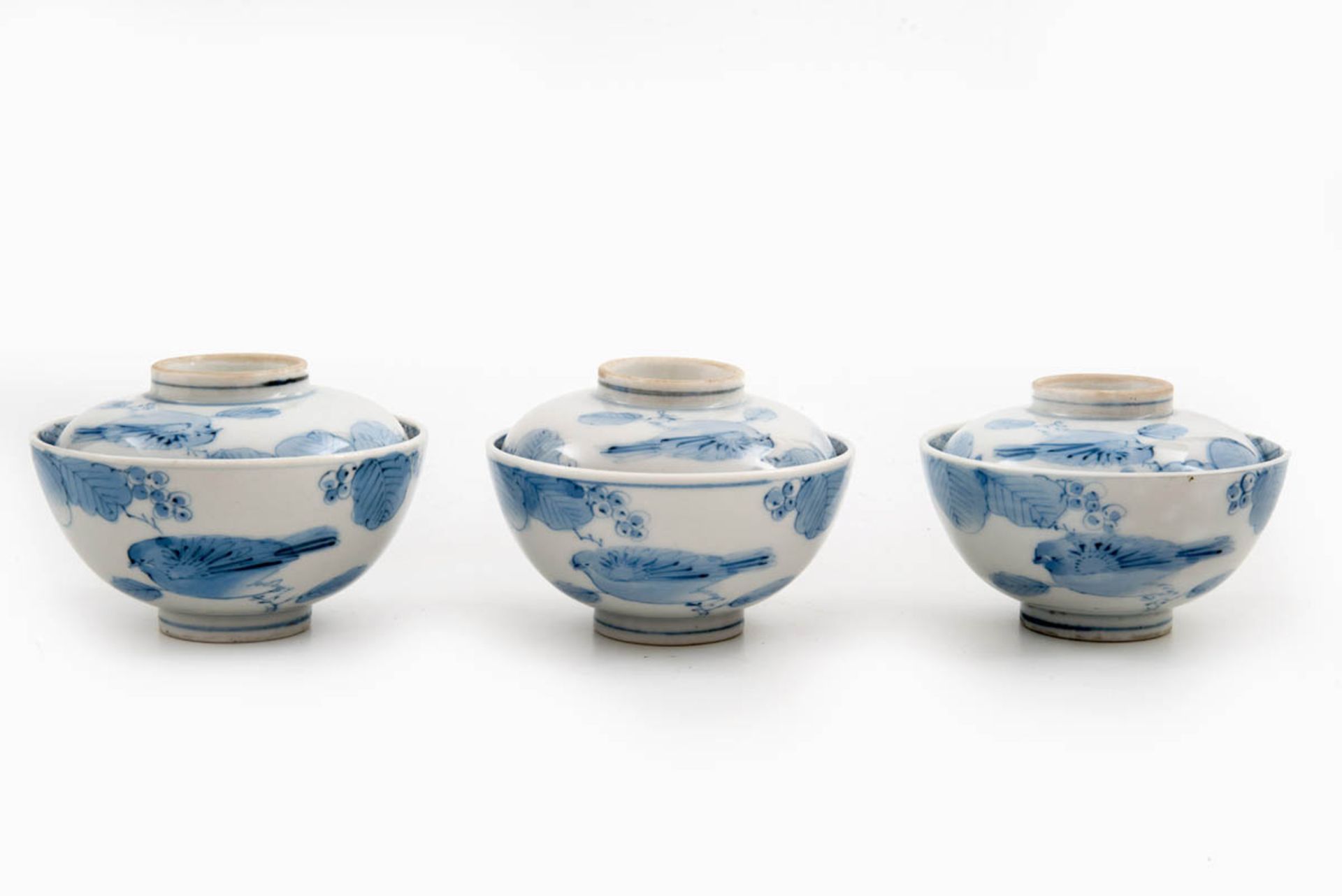 3 Teeschalen, Imari, Japan 19. Jh.Porzellan unter der Glasur mit kleinem Vogel zwischen