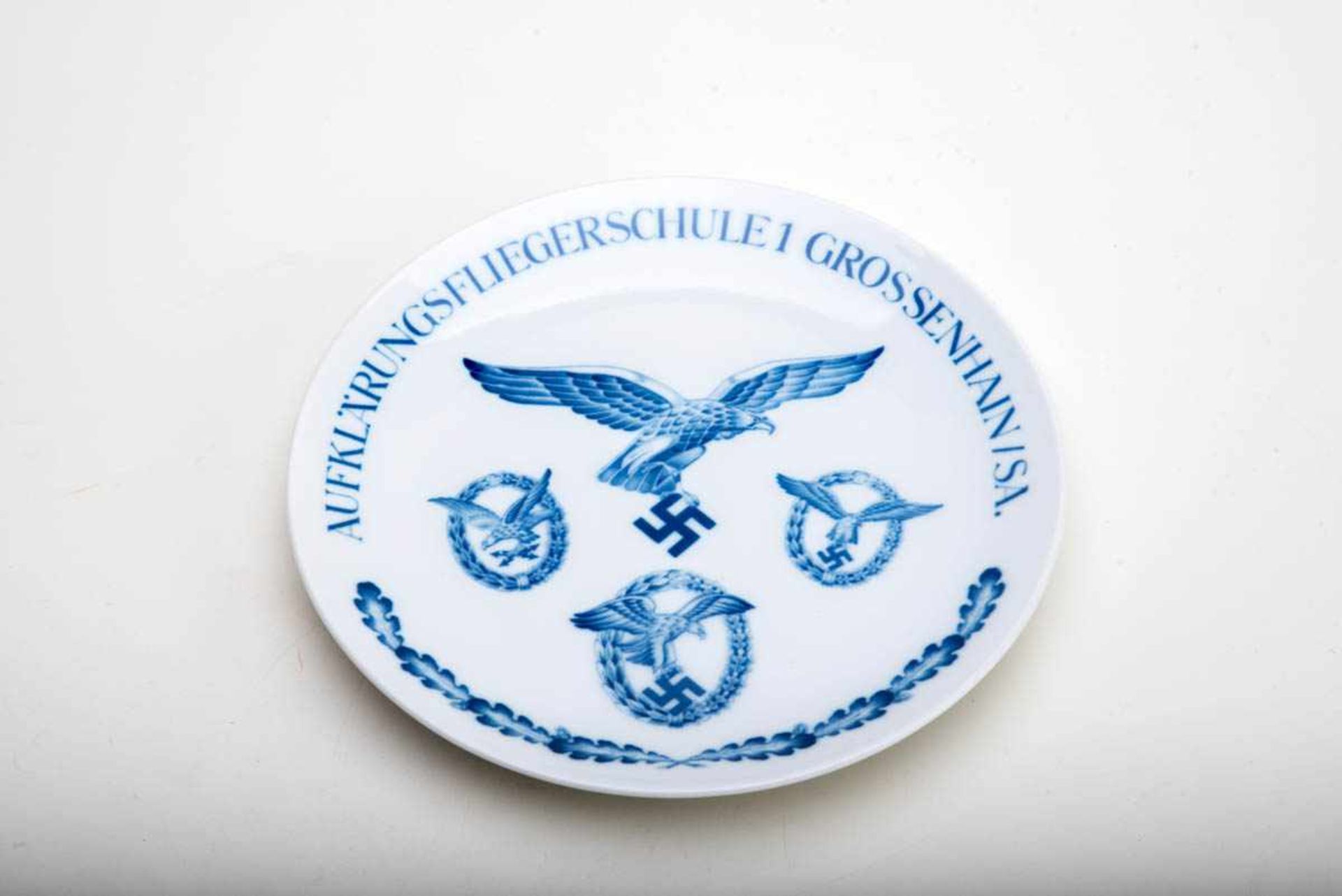 Erinnerungsteller Fliegerschule 3. Reich, MeissenUnter der Glasur blau bemalt mit Adler und