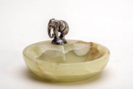 Kleine Zierschale mit ElefantAlabaster, Elefant Silber, (gepr.) Runde flachgemuldete Form auf dem
