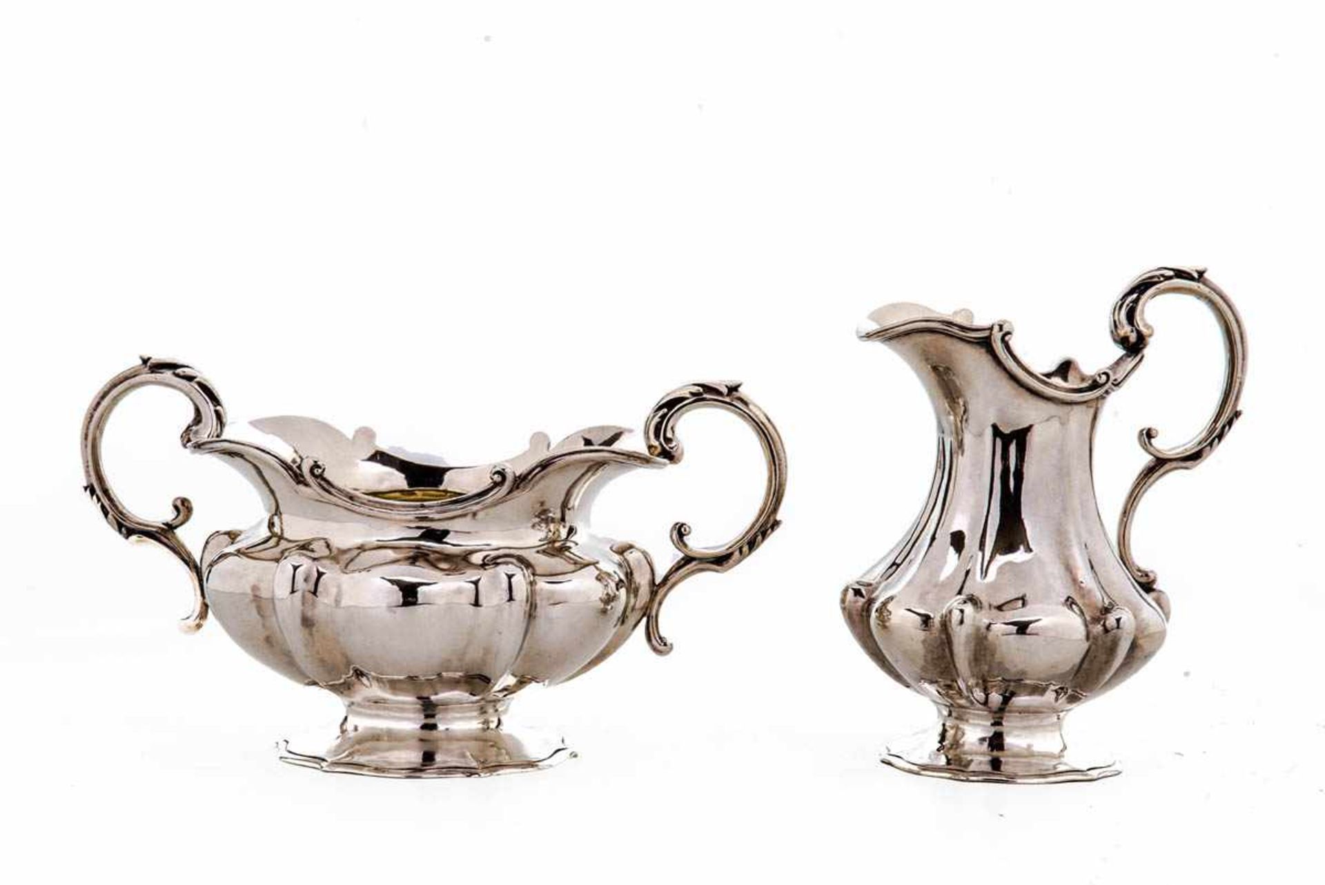 Zuckerdose und Sahnekännchen; London 1837Benj. Smith, vgl. Jackson, S. 229. Sterling-Silber, innen