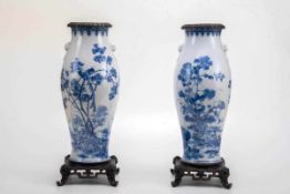 Paar Ziervase, China 19. Jh.Porzellan unter der Glasur blau mit Blütenbäumen über einem Blumenbeet
