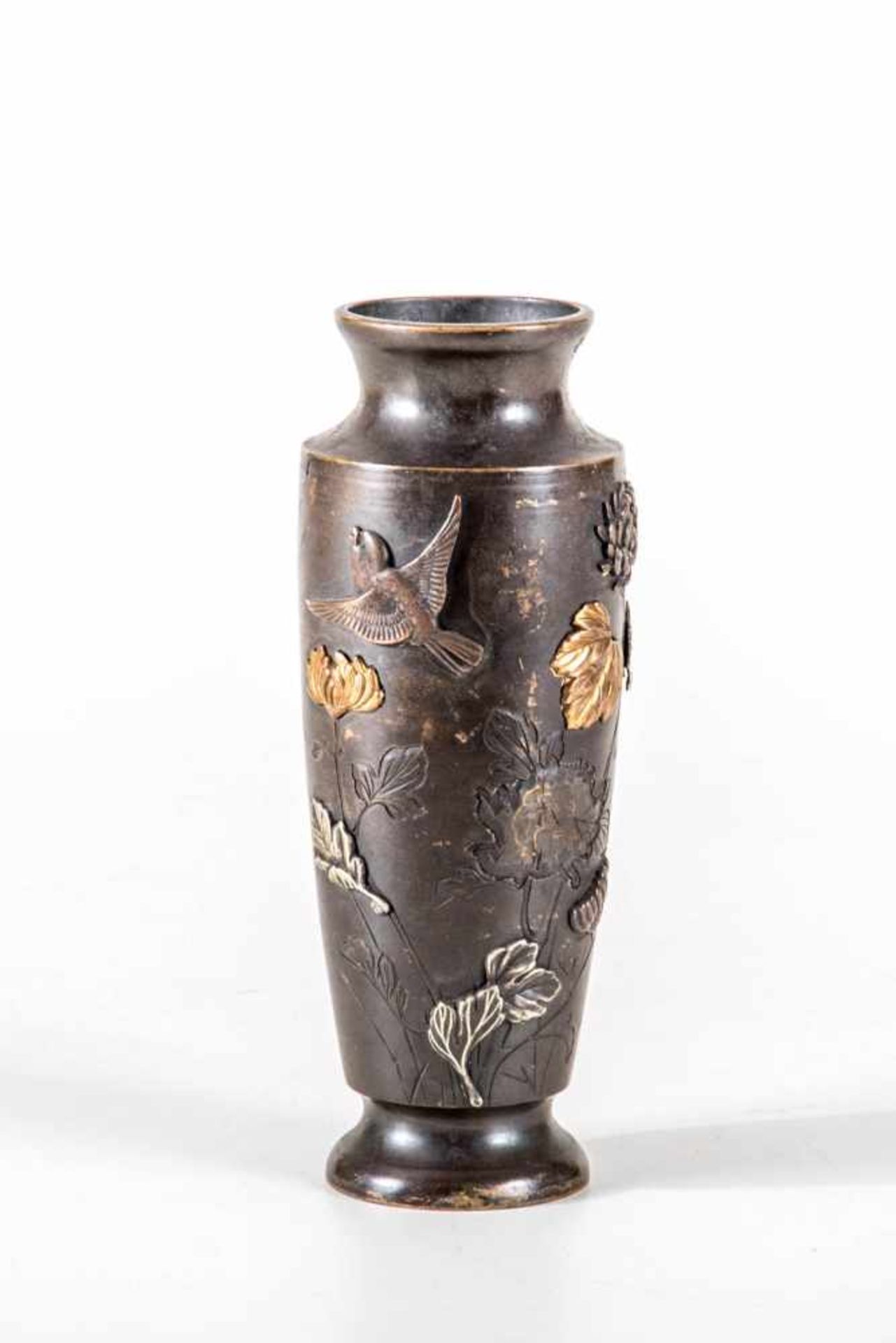 Ziervase, Jugendstil, Japan um 1900Bronze mit Gold und Silber tauchiert. Runder schlanker Korpus,