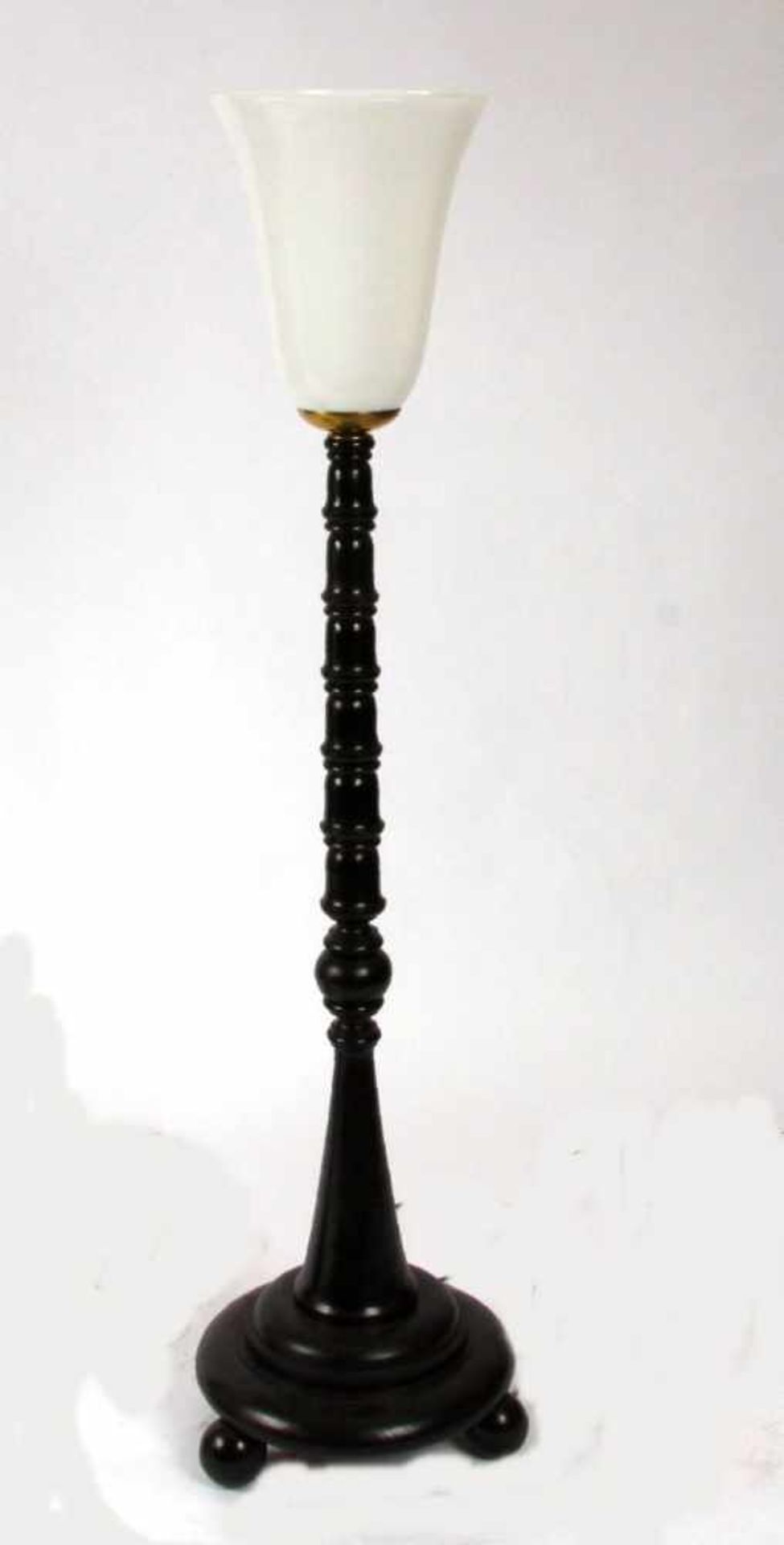 Stehlampe, Art DécoRunder getreppter Fuß aus schwarz lackiertem Holz. Hoher Schlanker mehrfach