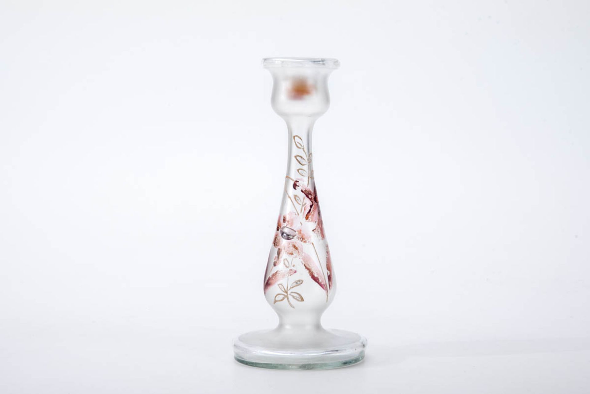 Kerzenleuchter, BöhmenFarbloses, mattgeätztes Glas Schaft mit Blüten in Email bemalt.