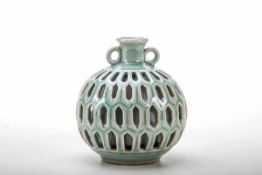 Doppelwandige Vase, KoreaKeramik mit Seladon-Glasur. Kugeliger Korpus, Wandung innen geschlossen,