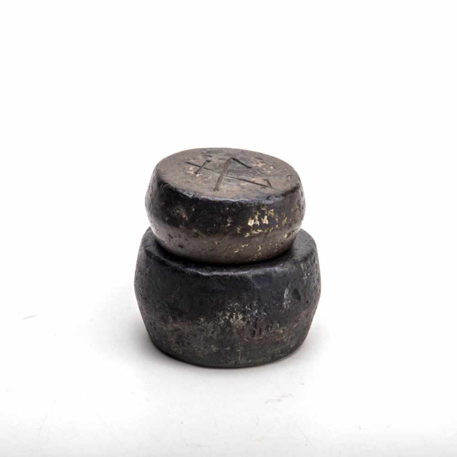 2 Antike Gewichte, ChinaBronze. Runde Form, Vorderseite mit Schriftzeichen, Unterseite sign. Dm.: