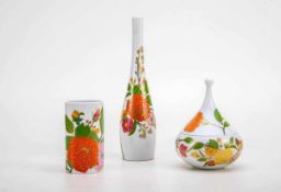 2 Vasen und Deckeldose, 100 Jahre Rosenthal1979 - 1980. Hohe schlanke Vasenform, bzw. ovale