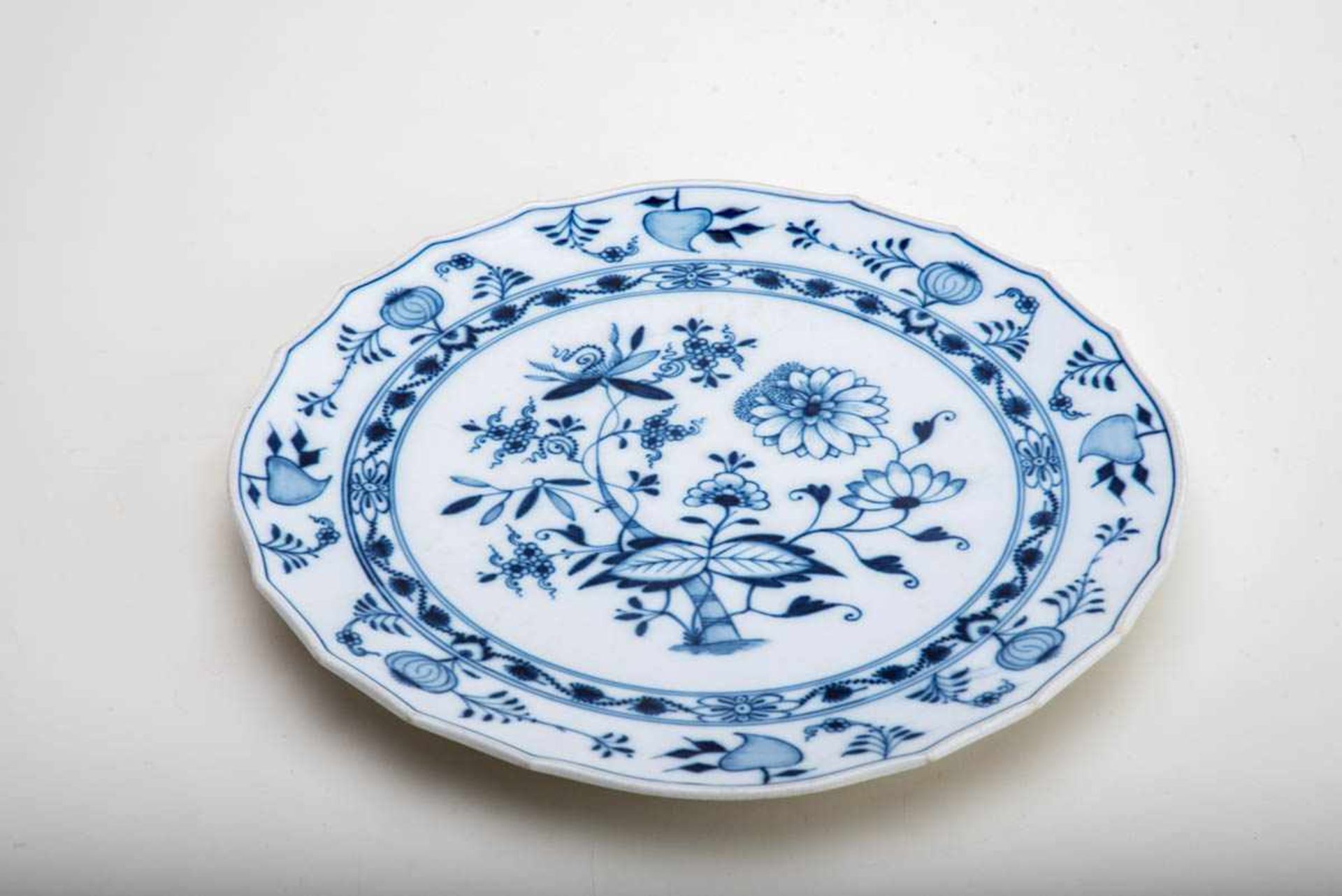 Tortenplatte mit Zwiebelmuster, Meissen vor 1860Flache runde Form bemalt mit unterglasurblauem