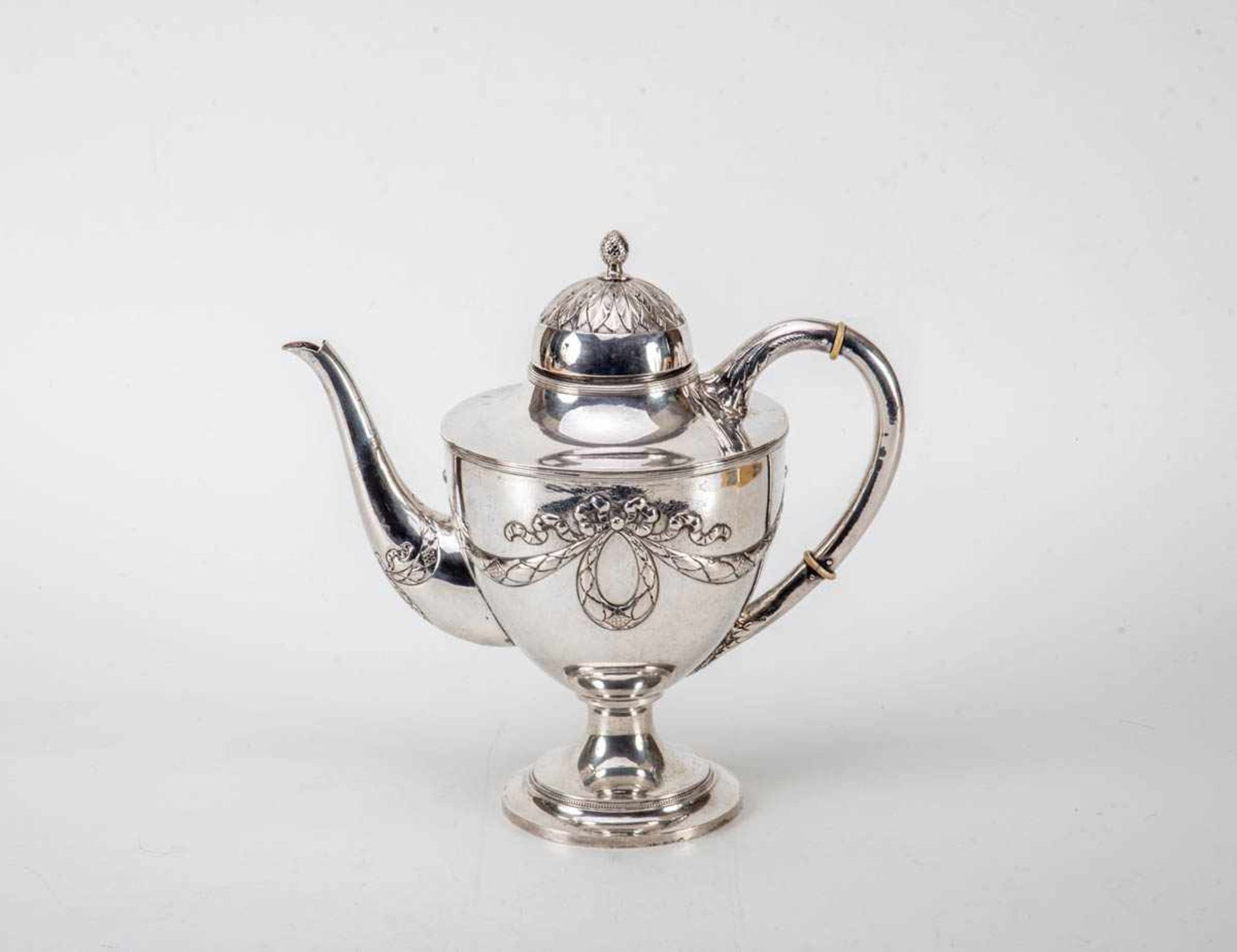 Kaffeekanne im Empire-Stil, deutsch um 1900800er Silber. Runder einmal getreppter Fuß, stark