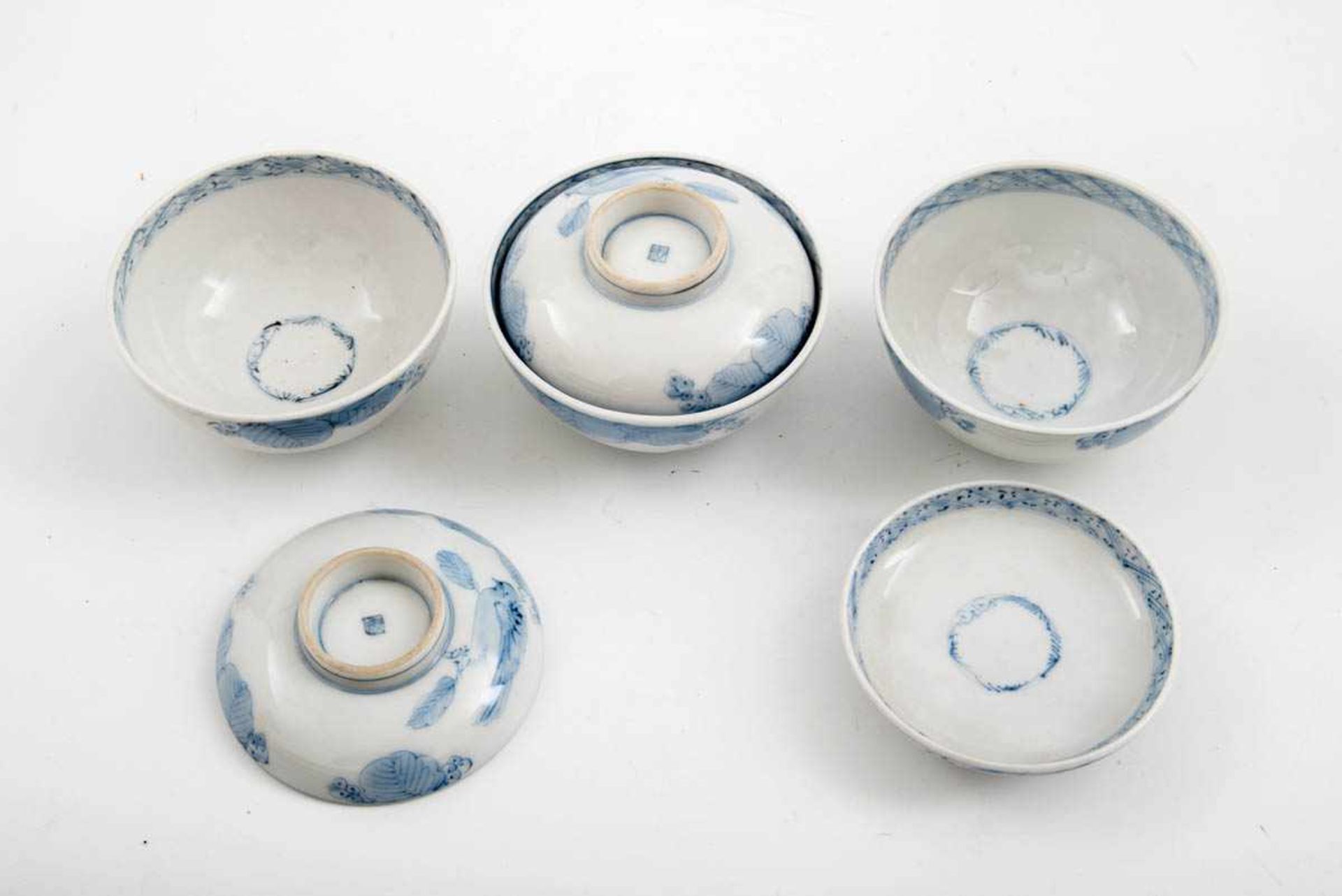3 Teeschalen, Imari, Japan 19. Jh.Porzellan unter der Glasur mit kleinem Vogel zwischen - Bild 2 aus 2