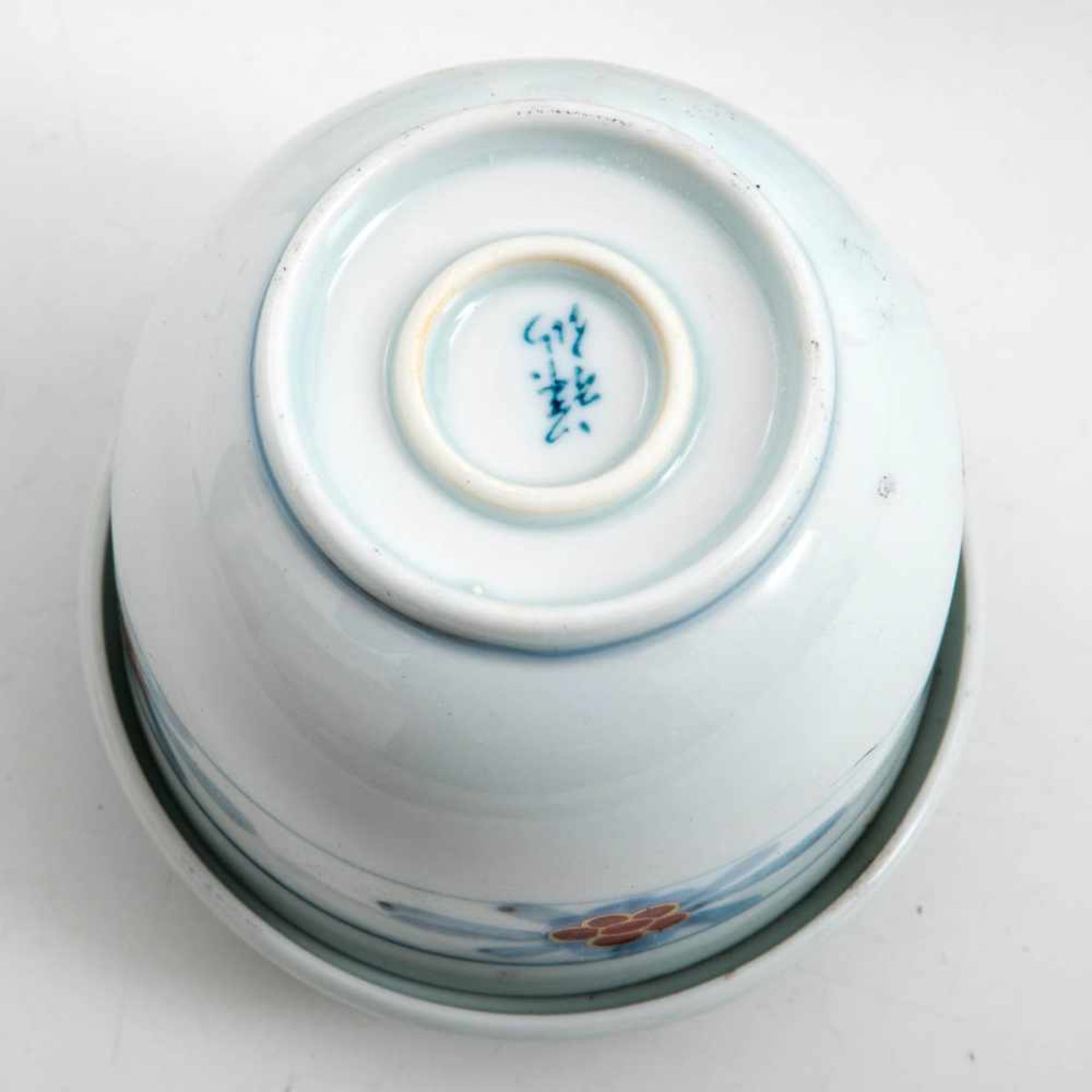 5 Teeschalen, Japan um 1900Porzellan, unter der Glasur blau mit Blattrosette, auf der Glasur mit - Bild 2 aus 2
