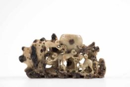 Ziervase mit Affen, China 19. Jh.Speckstein, geschnitten. Auf gestreckt rechteckigem Sockel von