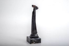 Bildhauer des 20.Jhs.Hohe Gestalt im langen Mantel. Bronze. Auf flachem Marmorsockel. H.: 25 cm.