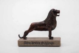 Braunschweiger Löwe als SS SchießpreisBronze, auf rechteckiger Plinthe die Figur des