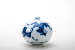 Kugelvase, JapanPorzellan unter der Glasur blau mit Weinranken bemalt. Kugeliger Korpus, enge