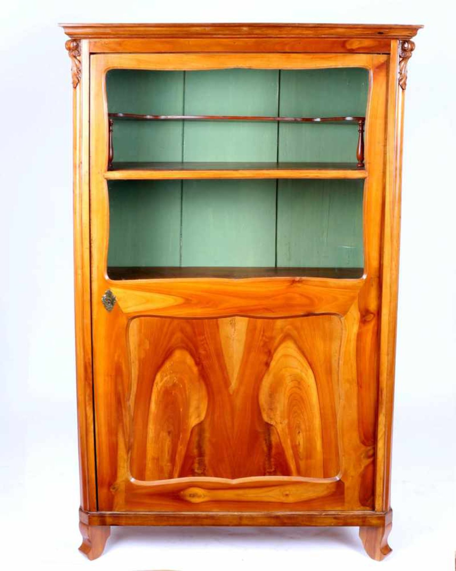 Vitrine, Spätbiedermeier um 1850Kirsche. Auf vier geschweiften niedrigen Beinen gerade Zarge,