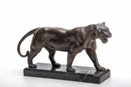 Schreitender PantherGrauguss bronziert. Auf flachem Marmorsockel die Figur des Panthers. Br:: 28