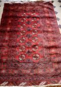 Teppich AfghanistanKette und Schuss Baumwolle, Flor Wolle. Rotgrundiges Mittelfeld mit schwarz-