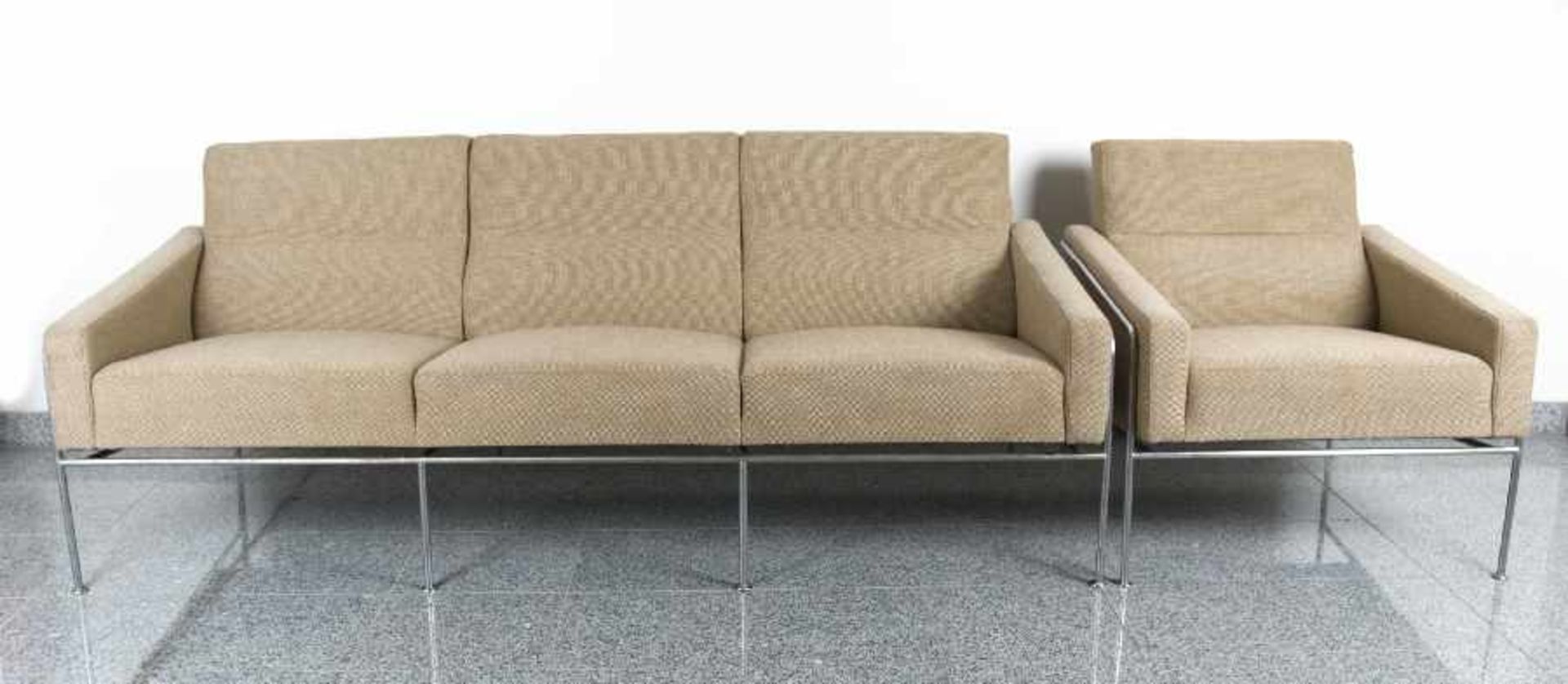 Arne Jacobsen1902 - 1971Zweiteiliges Ensemble Easy Sofa und Sessel 3300Original Hopsackbezüge, - Bild 2 aus 2