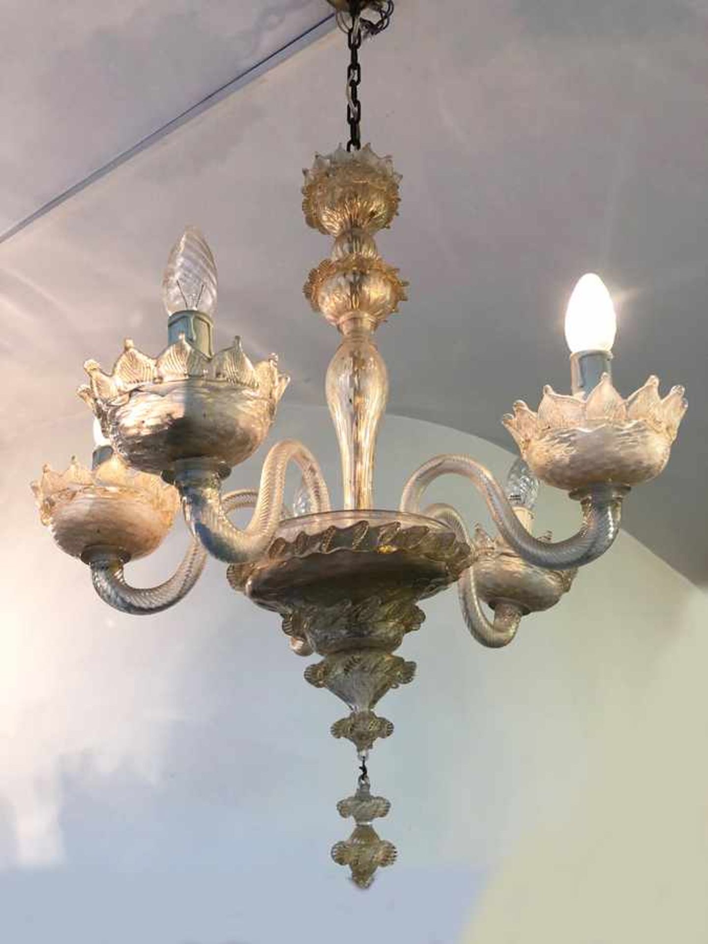 MuranoEin Paar fünfarmiger DeckenlampenGlas, mundgeblasen, elektrifiziert; H je 57 cm; besch; eine - Bild 2 aus 2