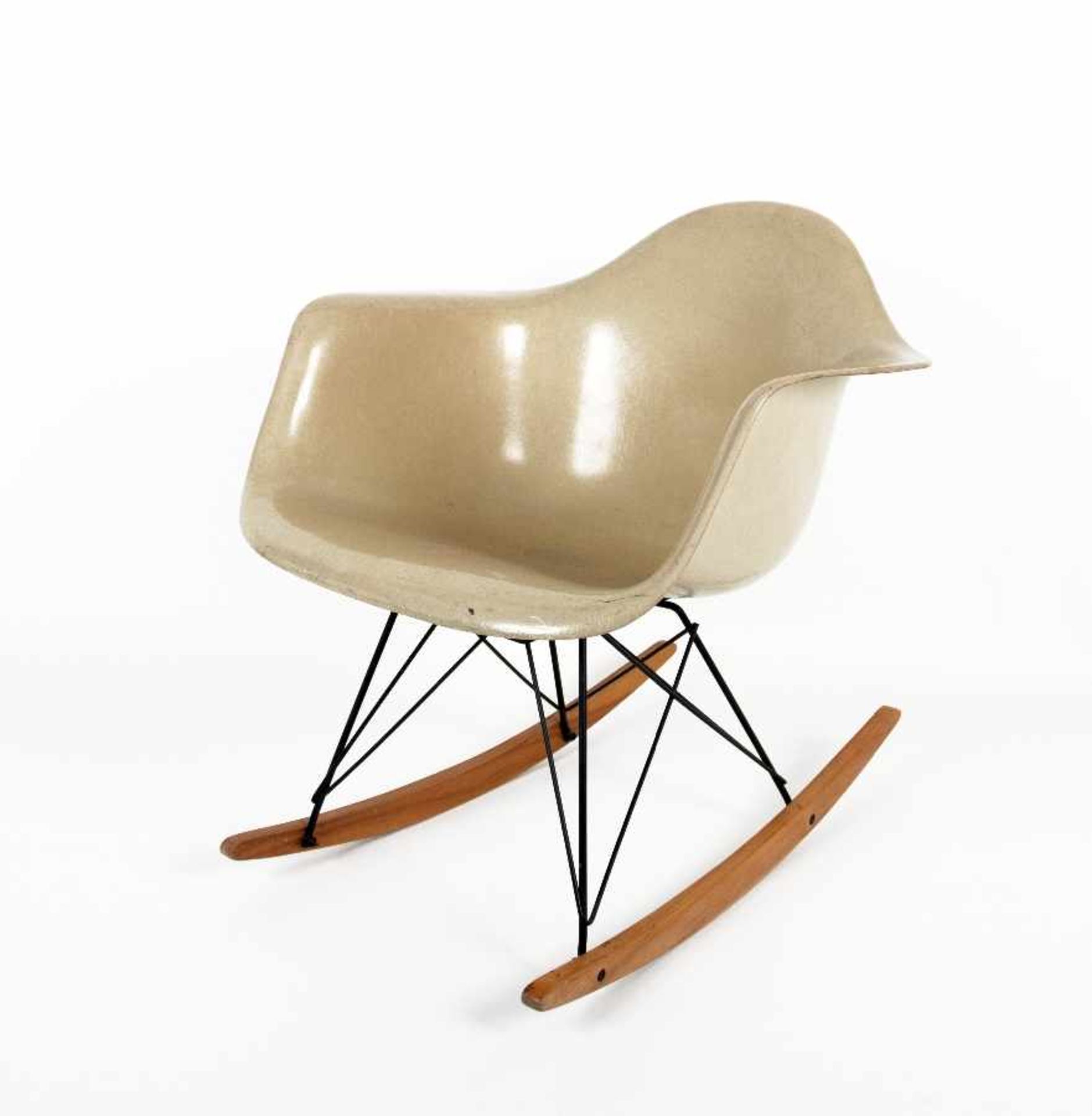 Ray und Charles Eames1912/1907 - 1988/1978RAR chairFiberglas, Holz, Stahl, um 1955; H 66 cm, B 63