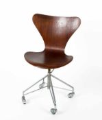 Arne Jacobsen1902 - 1971Bürodrehstuhl 3117Holz, Metallfuß mit Rollen, 1955; H 83 cm; bezeichnet "