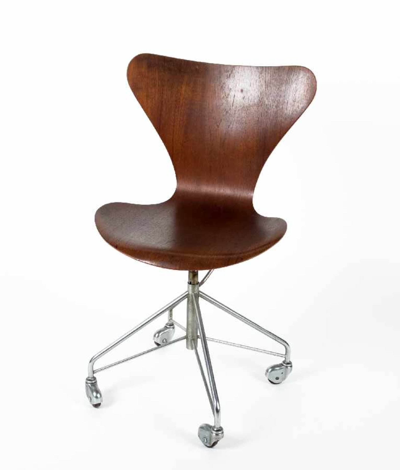 Arne Jacobsen1902 - 1971Bürodrehstuhl 3117Holz, Metallfuß mit Rollen, 1955; H 83 cm; bezeichnet "