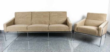 Arne Jacobsen1902 - 1971Zweiteiliges Ensemble Easy Sofa und Sessel 3300Original Hopsackbezüge,