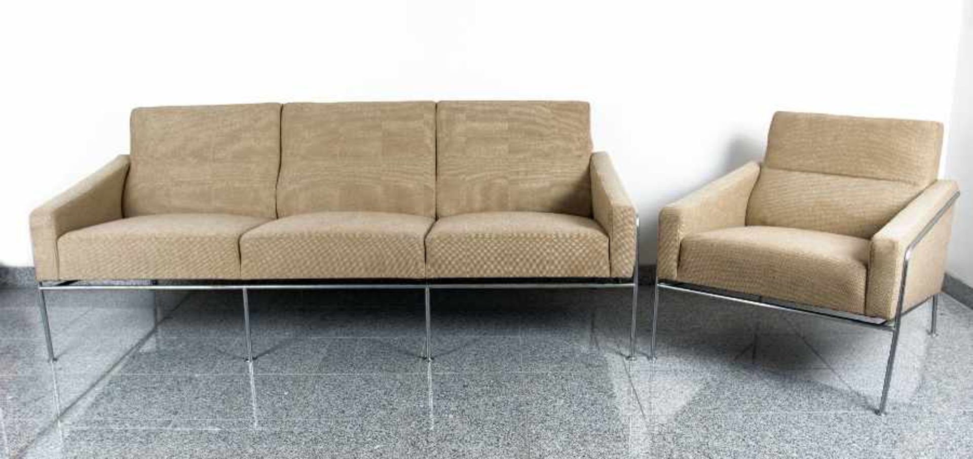 Arne Jacobsen1902 - 1971Zweiteiliges Ensemble Easy Sofa und Sessel 3300Original Hopsackbezüge,