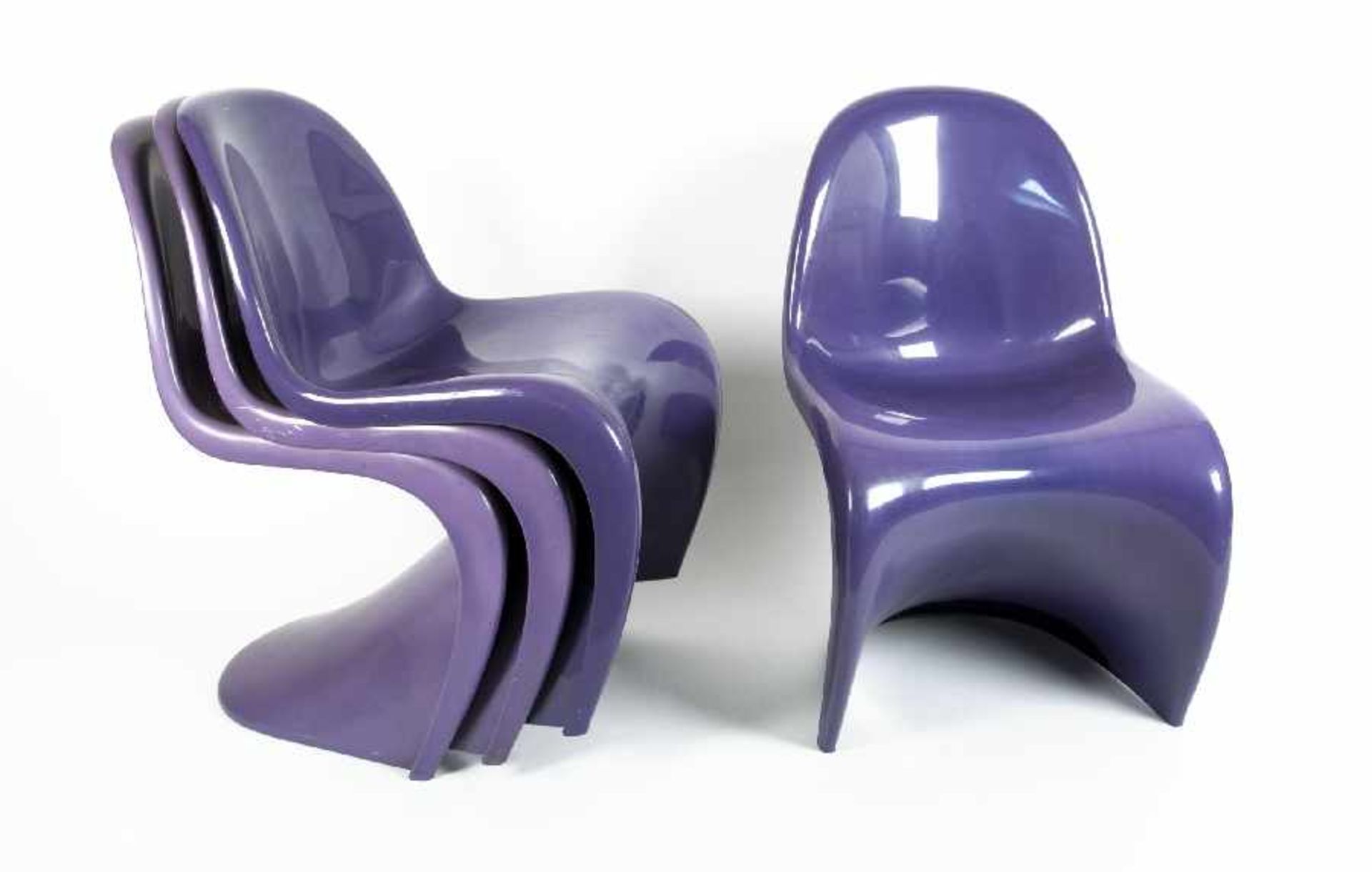 Verner Panton1926 - 19984 Panton ChairsKunststoff; H 83 cm, B 50 cm, T 46 cm; unten gemarkt "